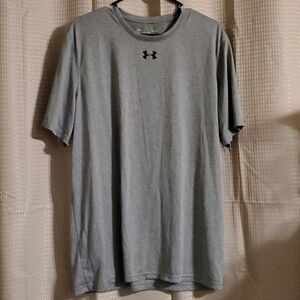 Men’s Very  Gently Used Under Armour Loose Coupe Tee -